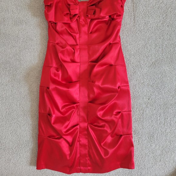 Red mini dress with bow. - Picture 2 of 3